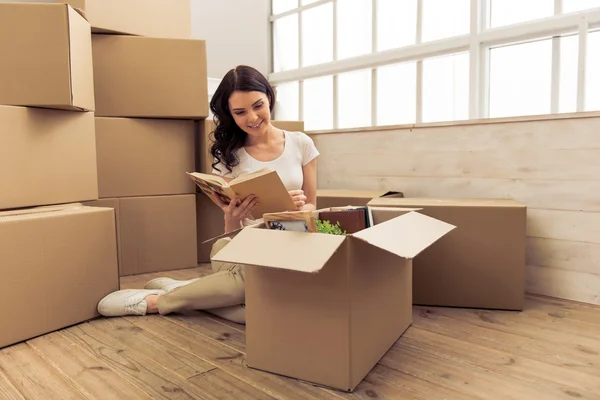 Junge Frau zieht um — Stockfoto