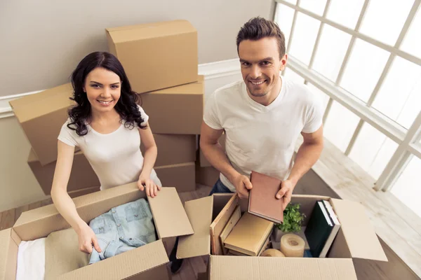 Schönes Paar zieht um — Stockfoto