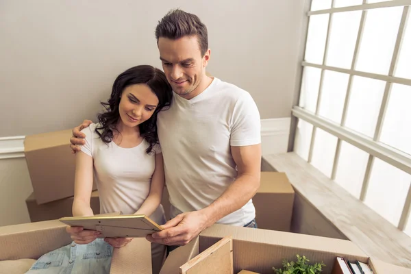 Schönes Paar zieht um — Stockfoto