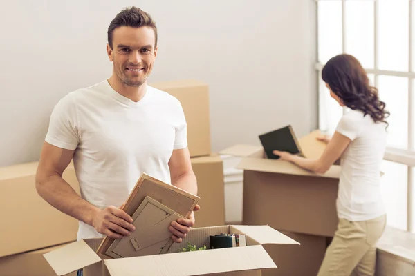 Schönes Paar zieht um — Stockfoto