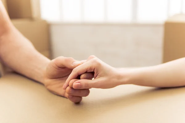 Hermosa pareja moviéndose — Foto de Stock