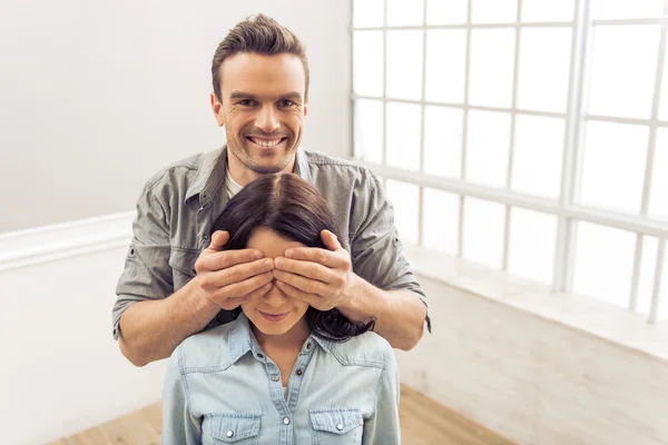 Hermosa pareja moviéndose — Foto de Stock