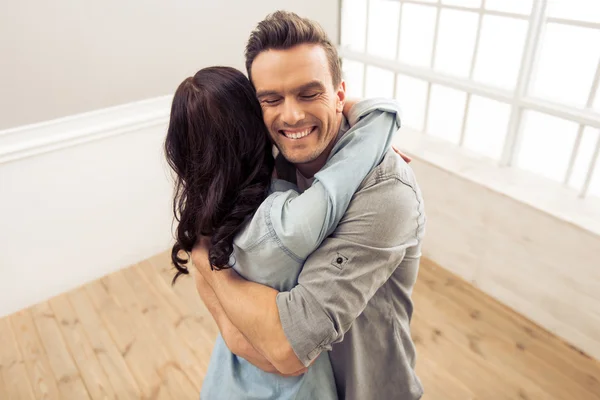 Schönes Paar zieht um — Stockfoto