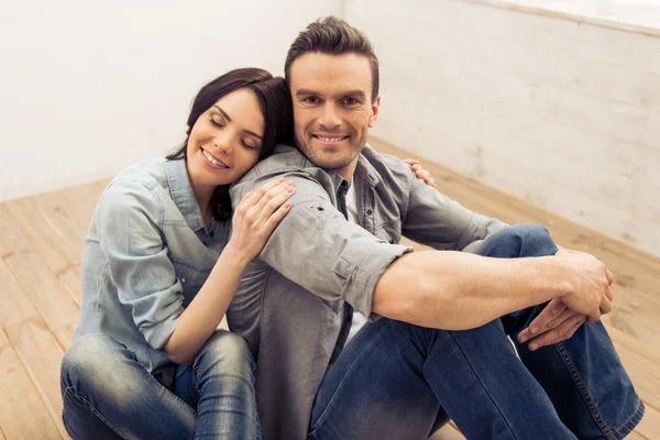 Beautiful couple moving — Stock Photo, Image