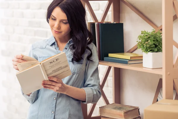 Young woman moving — Stock Photo, Image