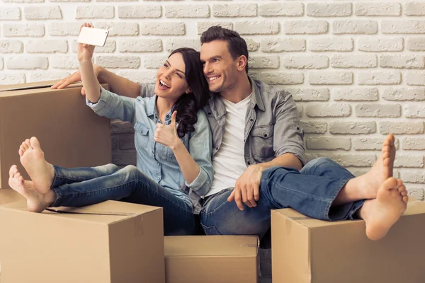 Beautiful couple moving — Stock Photo, Image