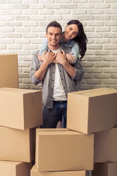 Schönes Paar zieht um — Stockfoto