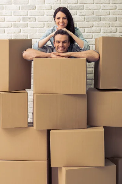 Schönes Paar zieht um — Stockfoto