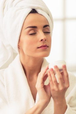 güzel bir kız banyoda