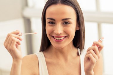 Güzel kız makyaj yapıyor.