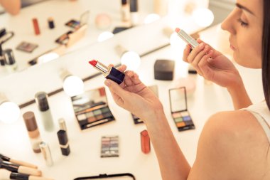 Güzel kız makyaj yapıyor.