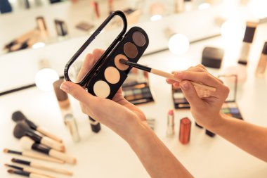 Güzel kız makyaj yapıyor.