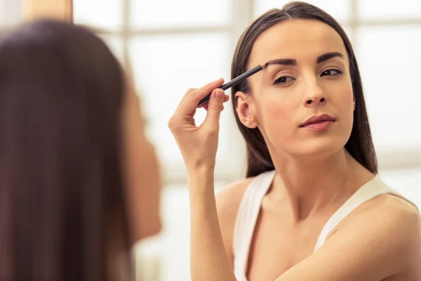 Beautiful girl in the morning — Stock Photo, Image