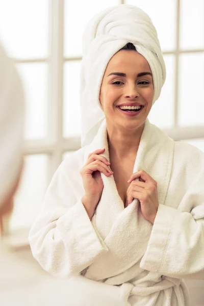 Mooi meisje in badkamer — Stockfoto