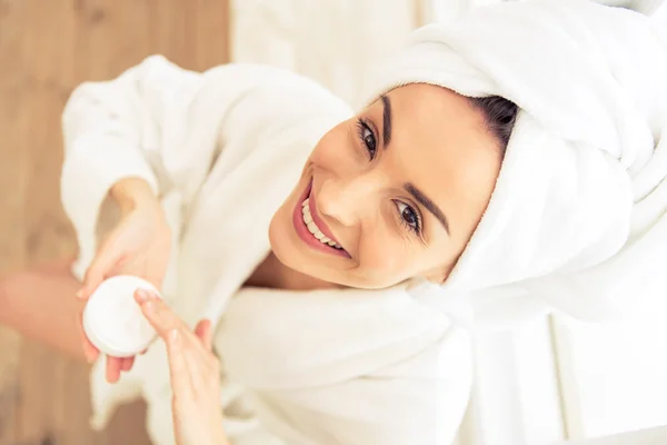 Schöne Mädchen im Badezimmer — Stockfoto