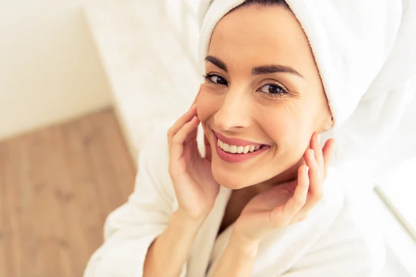 Bella ragazza in bagno — Foto Stock