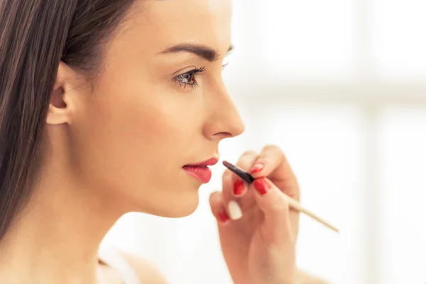 Beautiful girl doing makeup — Stock Photo, Image