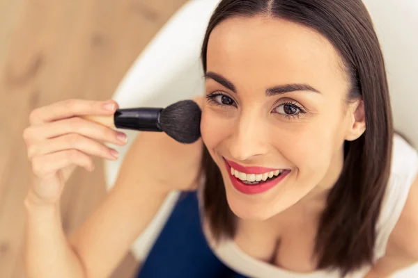 Hermosa chica haciendo maquillaje —  Fotos de Stock