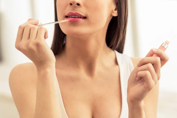 Hermosa chica haciendo maquillaje —  Fotos de Stock