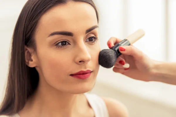 Schöne Mädchen tun Make-up — Stockfoto