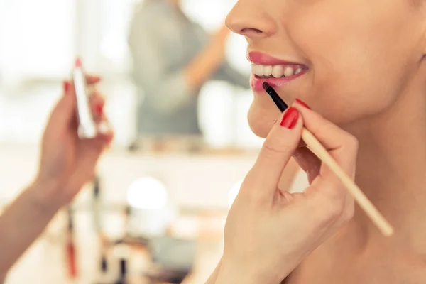 Beautiful girl doing makeup — Stock Photo, Image