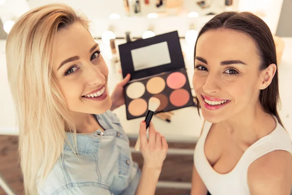 Schöne Mädchen tun Make-up — Stockfoto