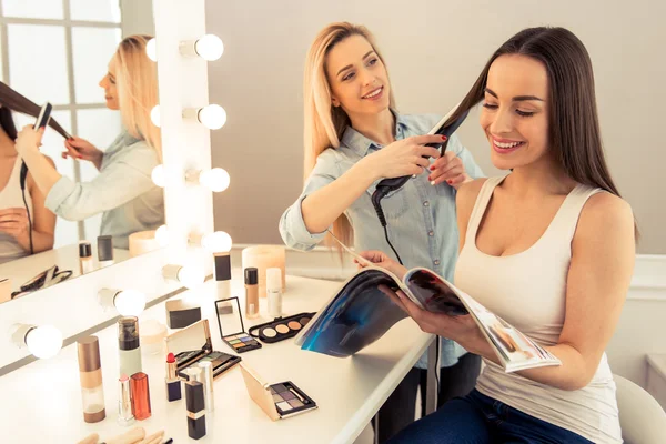 Schöne Mädchen tun Make-up — Stockfoto