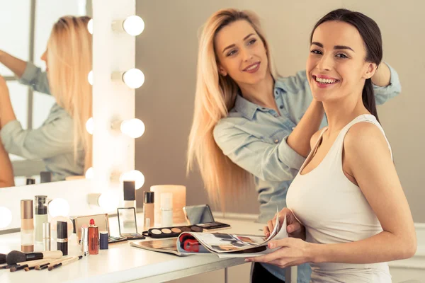 Schöne Mädchen tun Make-up — Stockfoto