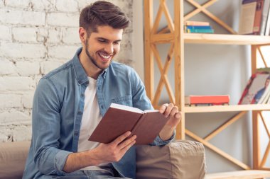 Çekici bir genç adam evde