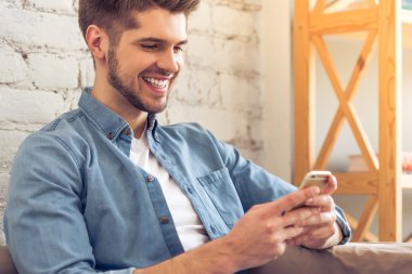 Delikanlı ile evde becerikli alet