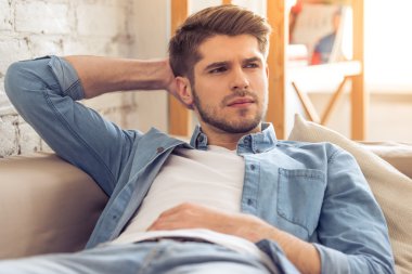 Çekici bir genç adam evde