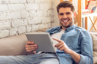 Delikanlı ile evde becerikli alet