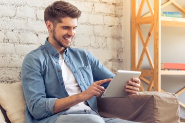 Delikanlı ile evde becerikli alet