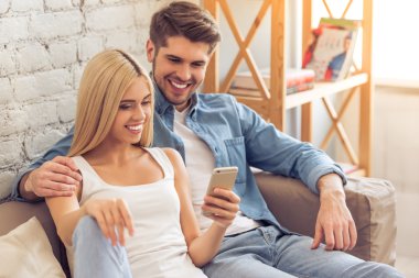 Güzel çift evde ile becerikli alet