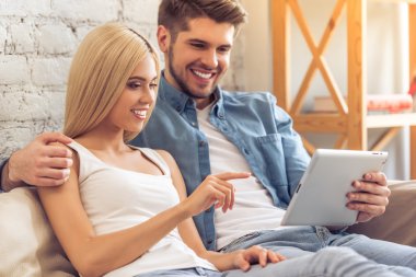 Güzel çift evde ile becerikli alet