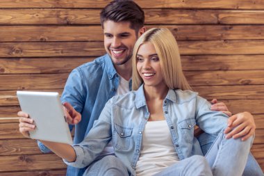 Güzel genç çift ile becerikli alet