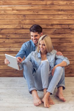 Güzel genç çift ile becerikli alet