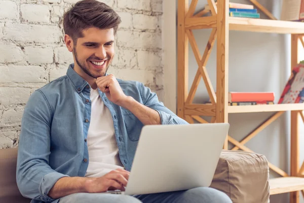 Delikanlı ile evde becerikli alet