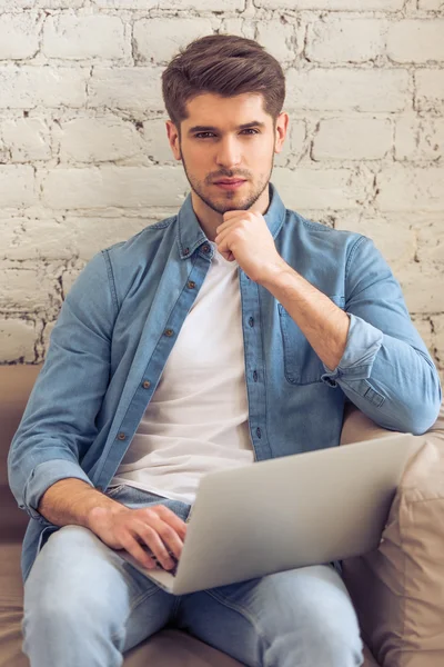 Joven con gadget en casa — Foto de Stock