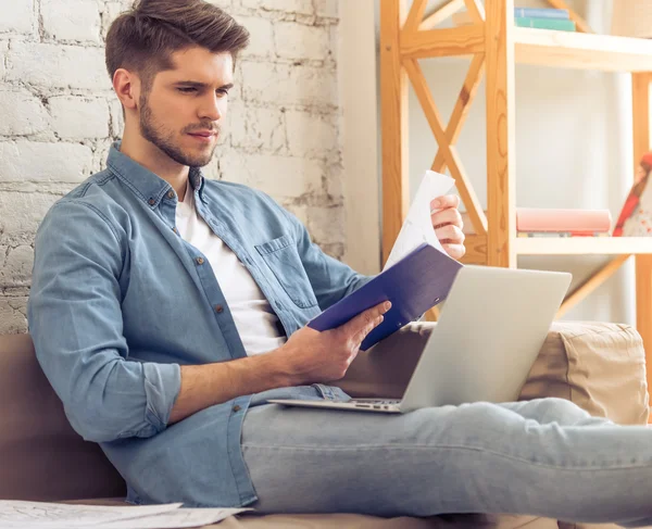 Joven trabajando en casa — Foto de Stock