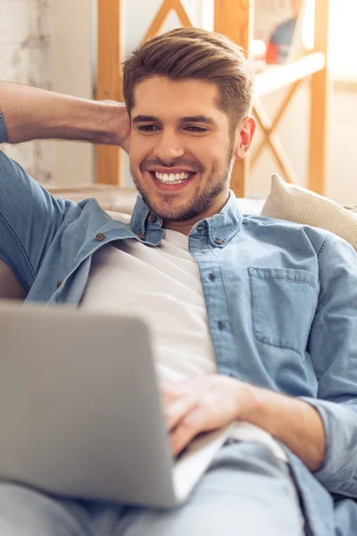 Joven con gadget en casa —  Fotos de Stock