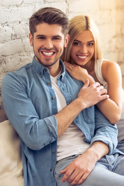 Hermosa pareja en casa — Foto de Stock