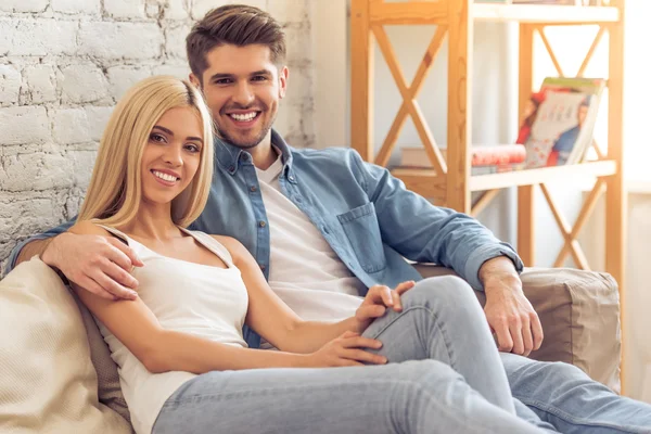 Hermosa pareja en casa — Foto de Stock