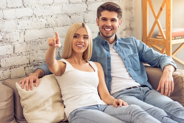 Hermosa pareja en casa — Foto de Stock