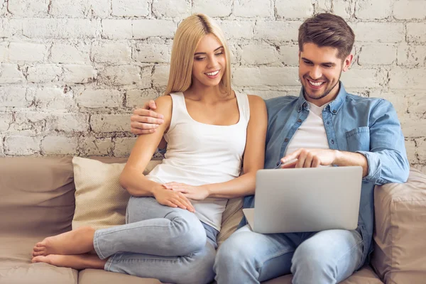 Schönes Paar zu Hause mit Gadget — Stockfoto