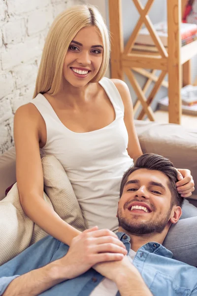 Hermosa pareja en casa — Foto de Stock