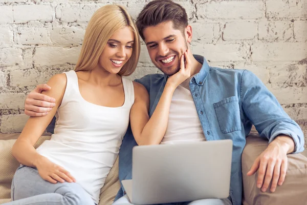 Hermosa pareja en casa con gadget — Foto de Stock