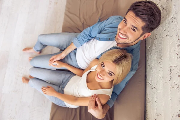 Casal bonito em casa — Fotografia de Stock