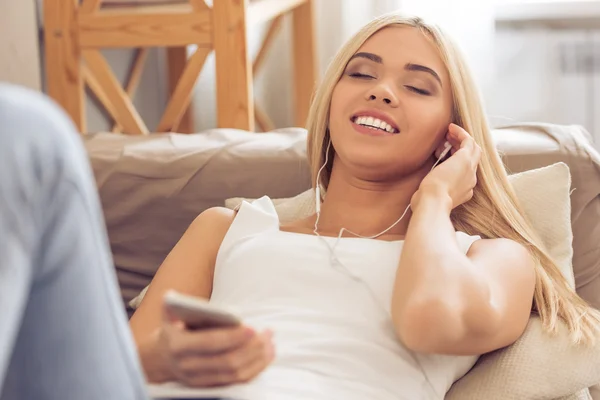 Ragazza attraente con gadget a casa — Foto Stock