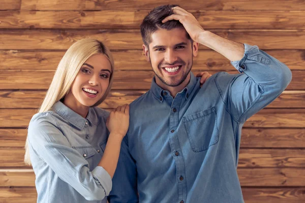 Hermosa pareja joven — Foto de Stock